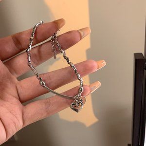 A new bracelet in the shape of a heart